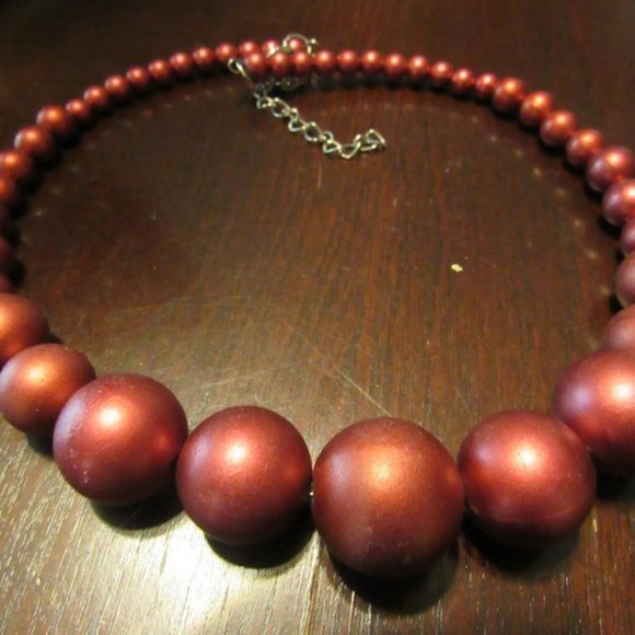🍒 Sophisticated Cranberry Red Beaded Wired Necklace - Picture 10 of 12